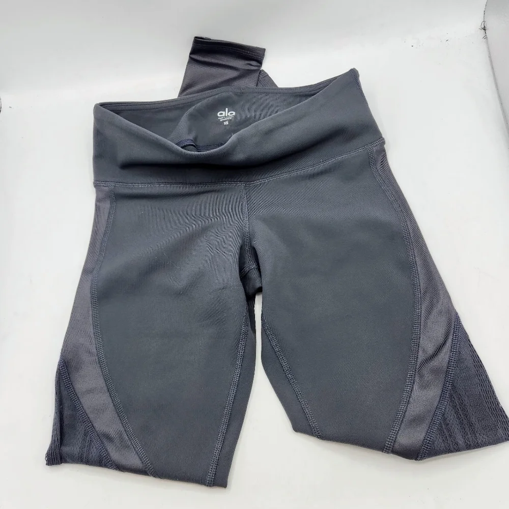 ALO YOGA VITALITY LEGGING LIVELY LACE IN SLATE GLOSSY SIZE XS